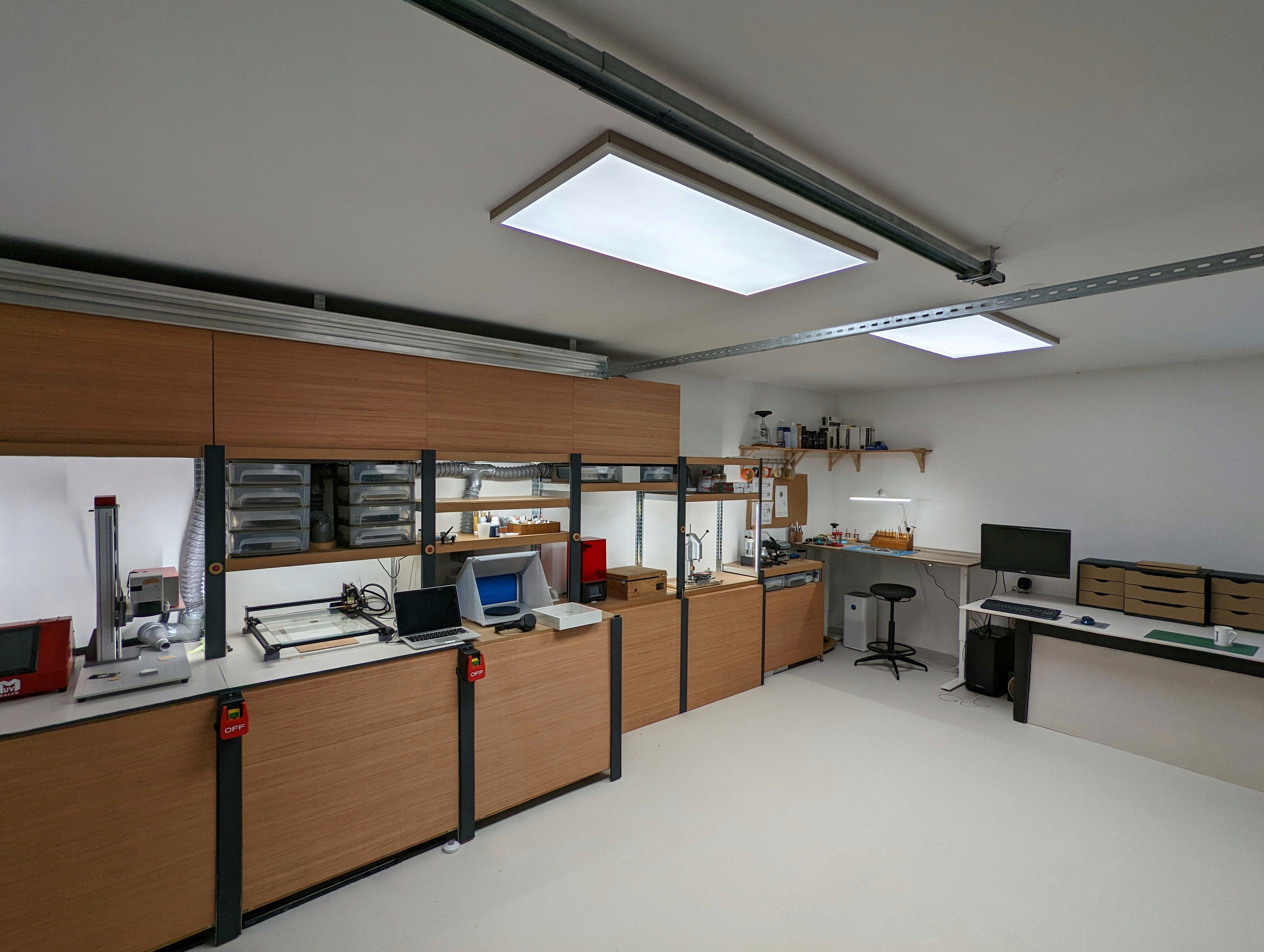 Atelier français d'horlogerie avec des montres dessinées et assemblées en Normandie