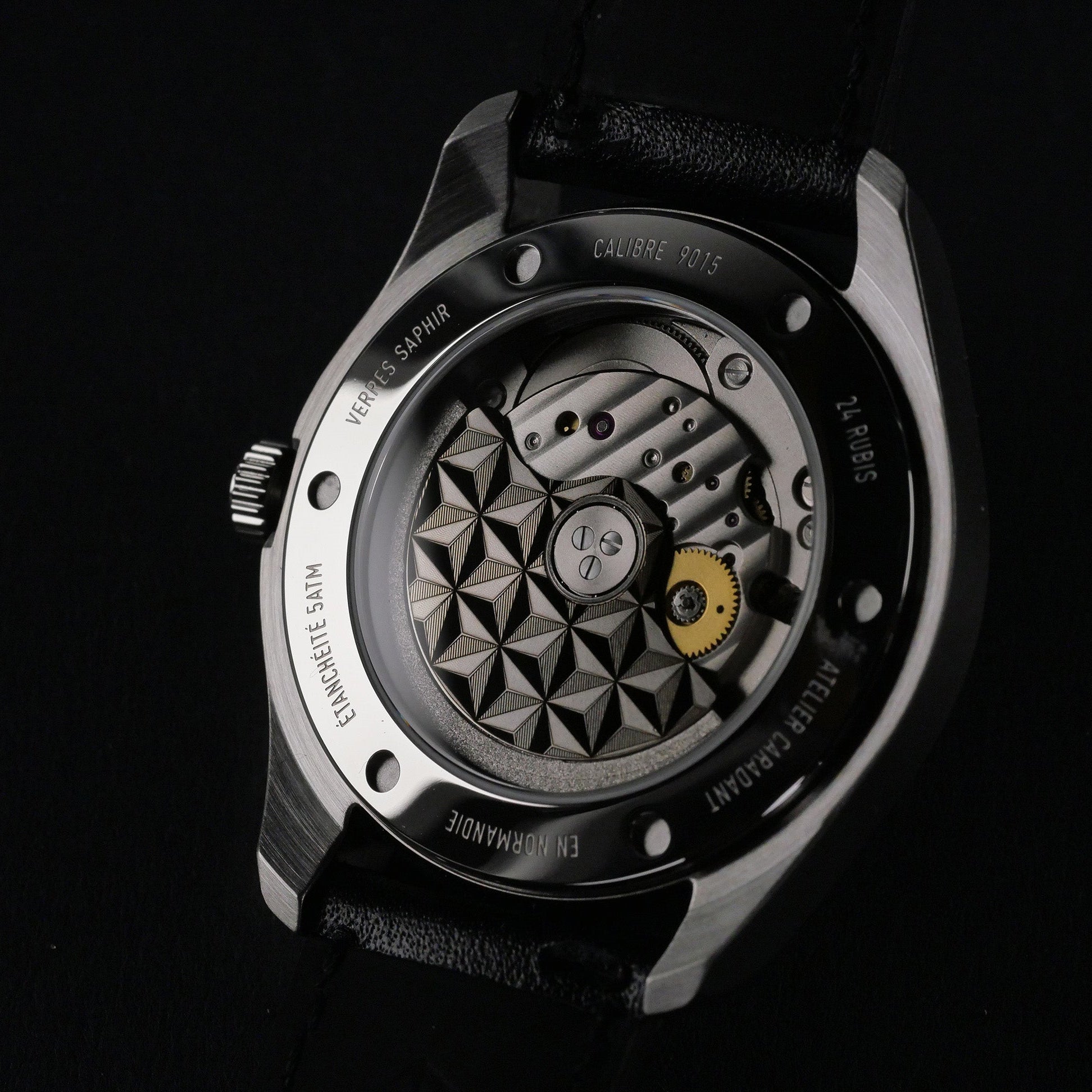 Signature Patterns Pyramides Noir Musou Aiguilles Dorées - Atelier Caradant